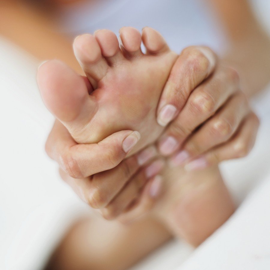 The Signs Of Toenail Fungus: Do You Know If Your Feet Are ...